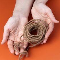 Artikel Brunt ullsnöre med guldtråd, 5m x 5mm med ståltråd, för dekoration och pyssel