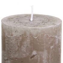 Artikel Enfärgade bruna blockljus 60×80 mm, set om 4. Rustika dekorativa ljus för en mysig atmosfär.