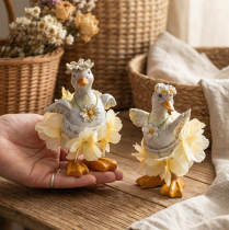 Artikel Dekorativ ankafigur i blommig klänning, vår, detaljerad sommardekoration, 11 cm, 2 stycken
