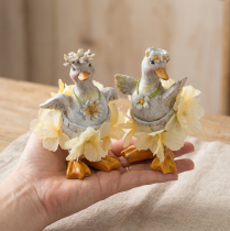 Artikel Dekorativ ankafigur i blommig klänning, vår, detaljerad sommardekoration, 11 cm, 2 stycken