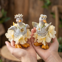 Artikel Dekorativ ankafigur i blommig klänning, vår, detaljerad sommardekoration, 11 cm, 2 stycken