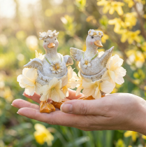 Artikel Dekorativ ankafigur i blommig klänning, vår, detaljerad sommardekoration, 11 cm, 2 stycken