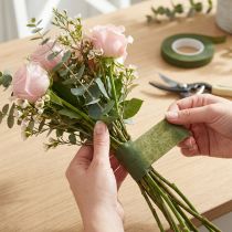 Artikel OASIS® Blomtejp, självhäftande blomtejp, mossgrön, 13 mm bred, 27,5 cm lång, 2 stycken