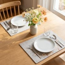 Artikel Filtunderlägg med blommotiv – snygga underlägg för naturlig bordsdekoration 45x35cm 2 st.
