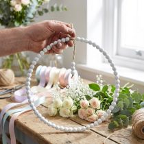 Artikel Dekorativ krans i vit pärla Ø28cm, 4-delat set - Mångsidig hängande dekoration för vår-, bröllops- och vintagedekorationer