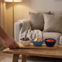 Artikel Tapasset med keramikskålar på bricka blå och vit 40×10cm