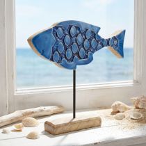 Artikel Maritim dekorativ träfisk på stativ blå 25cm × 24,5cm