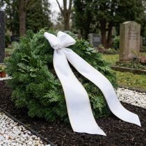 Artikel Vitt moiréband med guldpärlkant, 175 mm - Elegant band för dekoration och blomsterdekoration