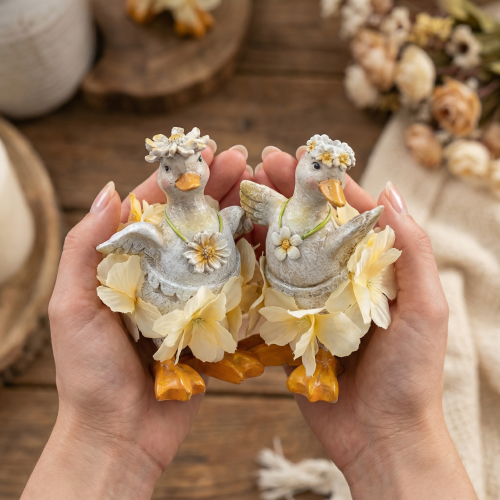 Artikel Dekorativ ankafigur i blommig klänning, vår, detaljerad sommardekoration, 11 cm, 2 stycken