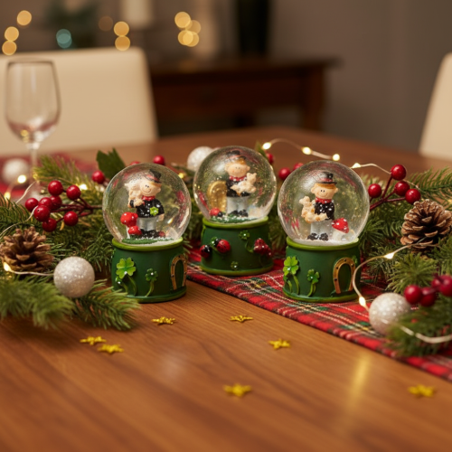 Lyckobringande snöglob med sotarefigur, 4 cm, 3 stycken | Floristik24.se