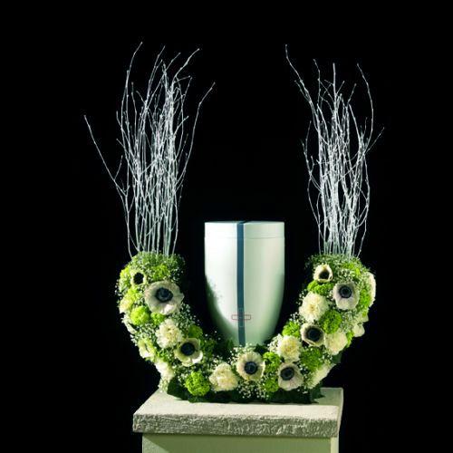 Artikel Blommig skumurna halvring sorgesmycken H29cm Ø47cm 1 st