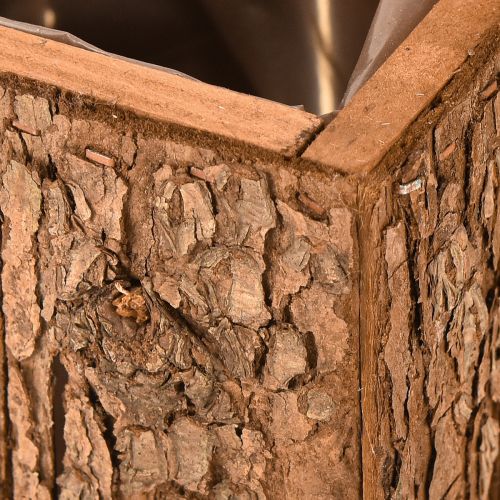 Artikel Fyrkantig träkruka med tallbark och kruka 12×12 cm