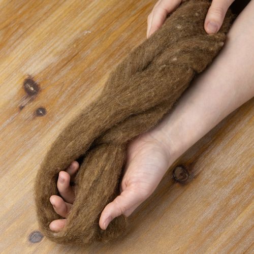 Artikel Ullsnöre, dekorativ ull, brunt, 2m. Ullsnöre, tovningsull för hantverk och blomsterdekorationer.