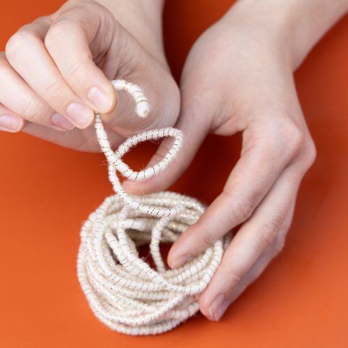 Artikel Vitt ullsnöre med guldtråd 5m x 5mm med ståltråd för dekoration och pyssel