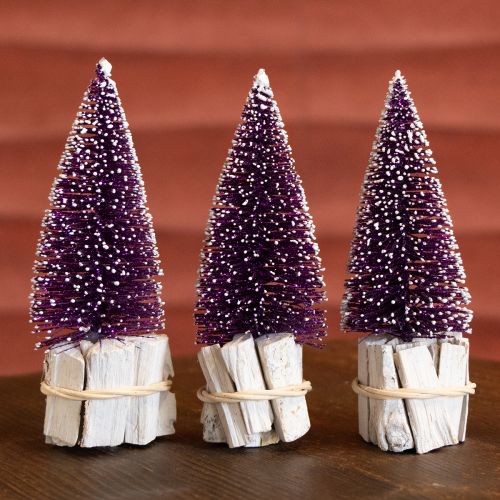 Artikel Dekorativ julgran i lila med snötopp på en rustik träfot 15 cm 3 stycken.
