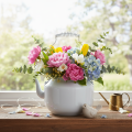 Dekorativ metallkanna med vintage-look för blomsterarrangemang | Floristik24.se