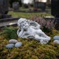 Ängel liggande dekorativ figur gravdekor grå polyresin 22cm | Floristik24.se