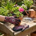 Kixx trädgårdshandskar, svarta med rosa blommor, storlek 8 | Floristik24.se