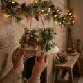 Rustika väggdekorationer med julklockor, jutegrangrenar, tallkottar | Floristik24.se
