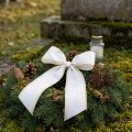 Vitt moiréband med guldfärgad pärlkant, begravningsband, vattentätt och miljövänligt | Floristik24.se