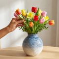 Keramisk vas glaserad blå och vit flätad look H18,5cm | Floristik24.se